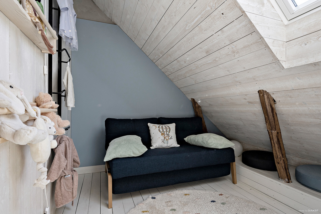 Litet sovrum med stege till ett platsbyggt loft