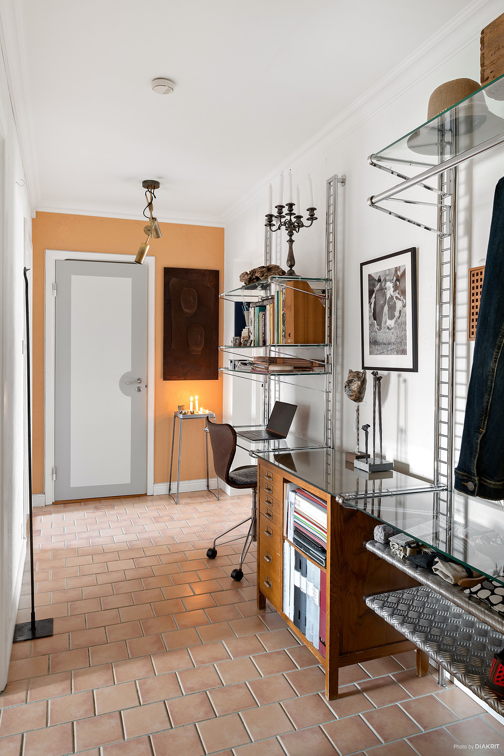 Hall med plats för avhängning av ytterkläder och skor Hall med plats för avhängning av ytterkläder och skor