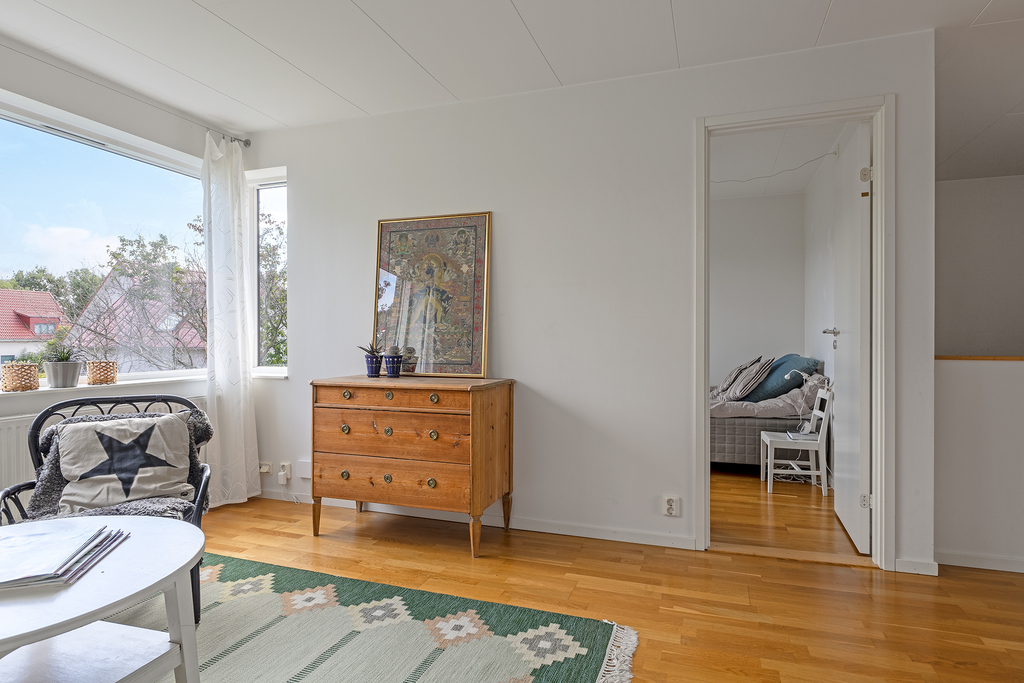 Stora fönster och ingång till bostadens tredje sovrum Stora fönster och ingång till bostadens tredje sovrum