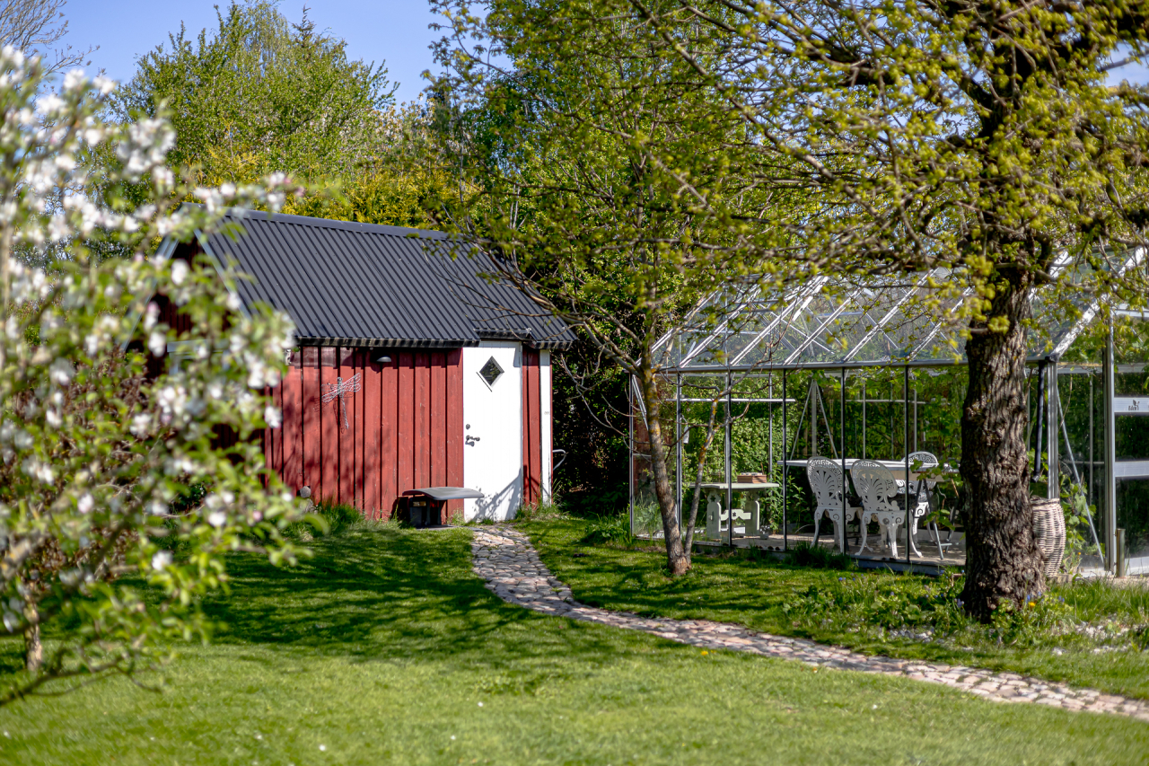 Friggebod i trädgården med plats för bl.a. cyklar och trädgårdsredskap