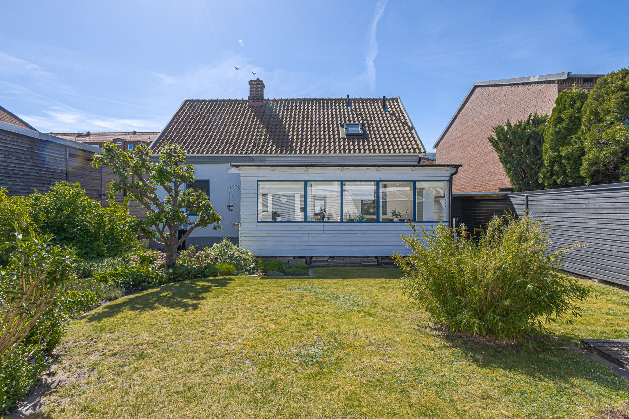 Mysig insynsskyddad trädgård på baksidan av huset