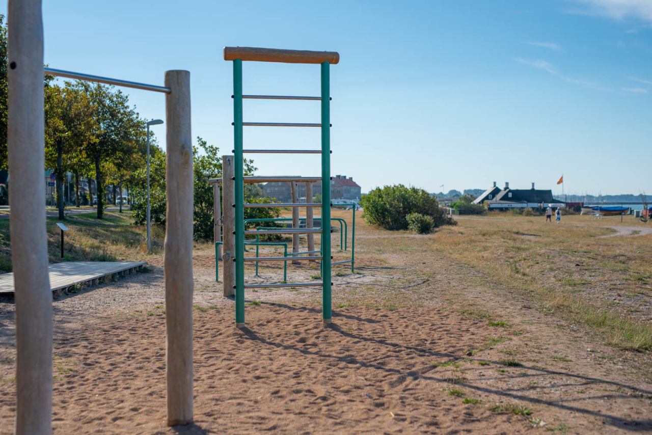 Utmed strandpromenaden finns möjlighet till både lek och träning 