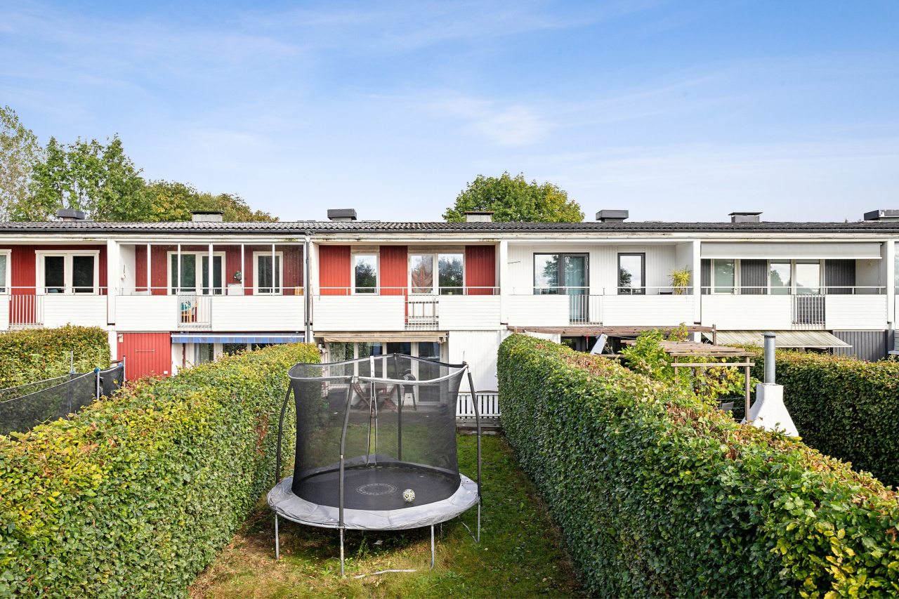 I trädgården finns plats för lek I trädgården finns plats för lek