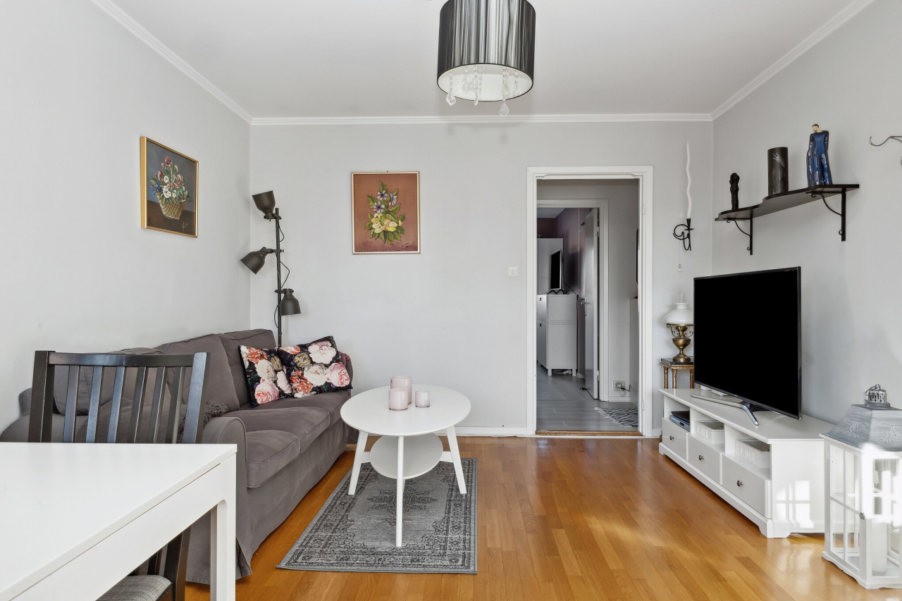 Här finns plats för både soffa och matbord och Här finns plats för både soffa och matbord och