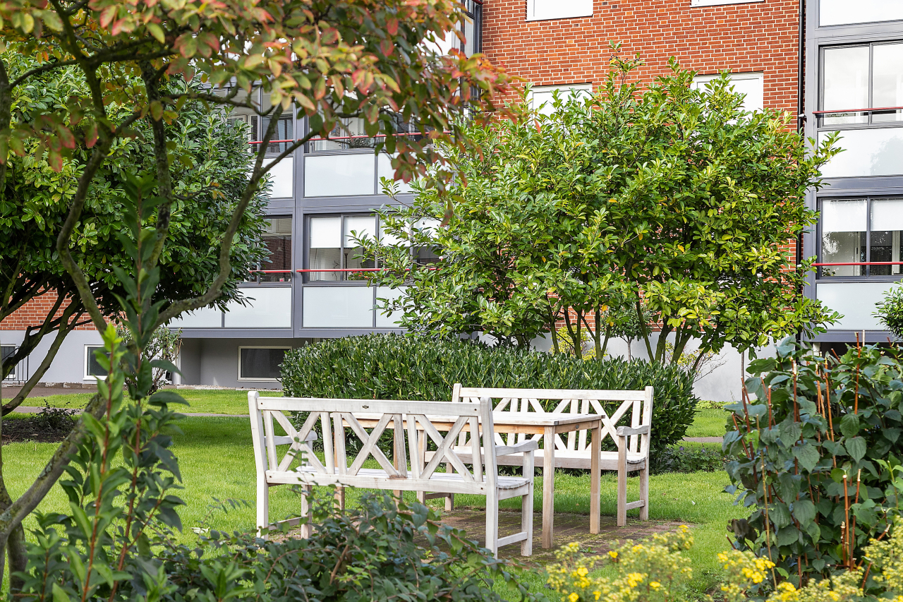 På innergården finns flera gemensamma uteplatser På innergården finns flera gemensamma uteplatser