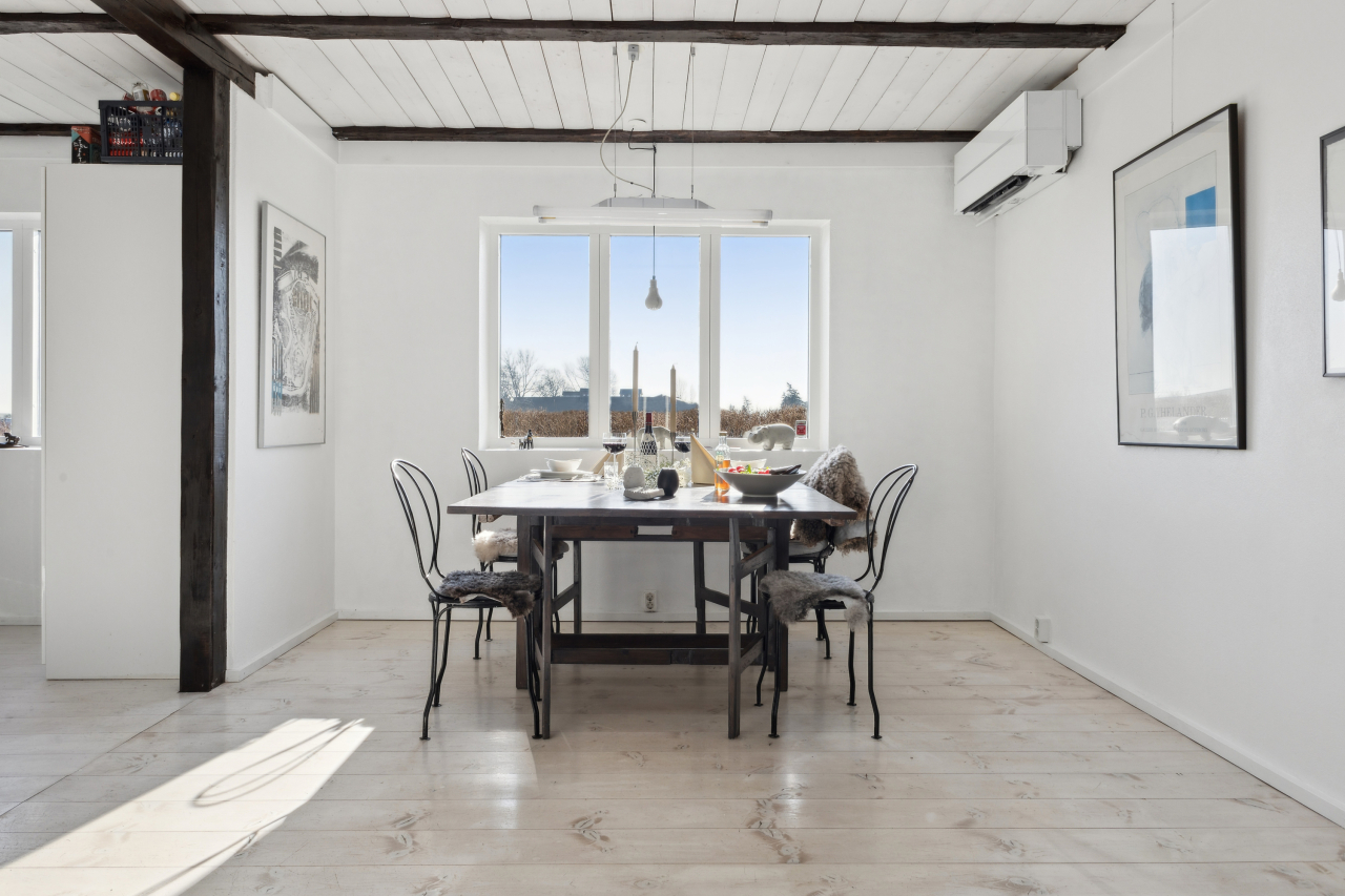 Stor matplats för trevliga stunder med vänner och familj Stor matplats för trevliga stunder med vänner och familj