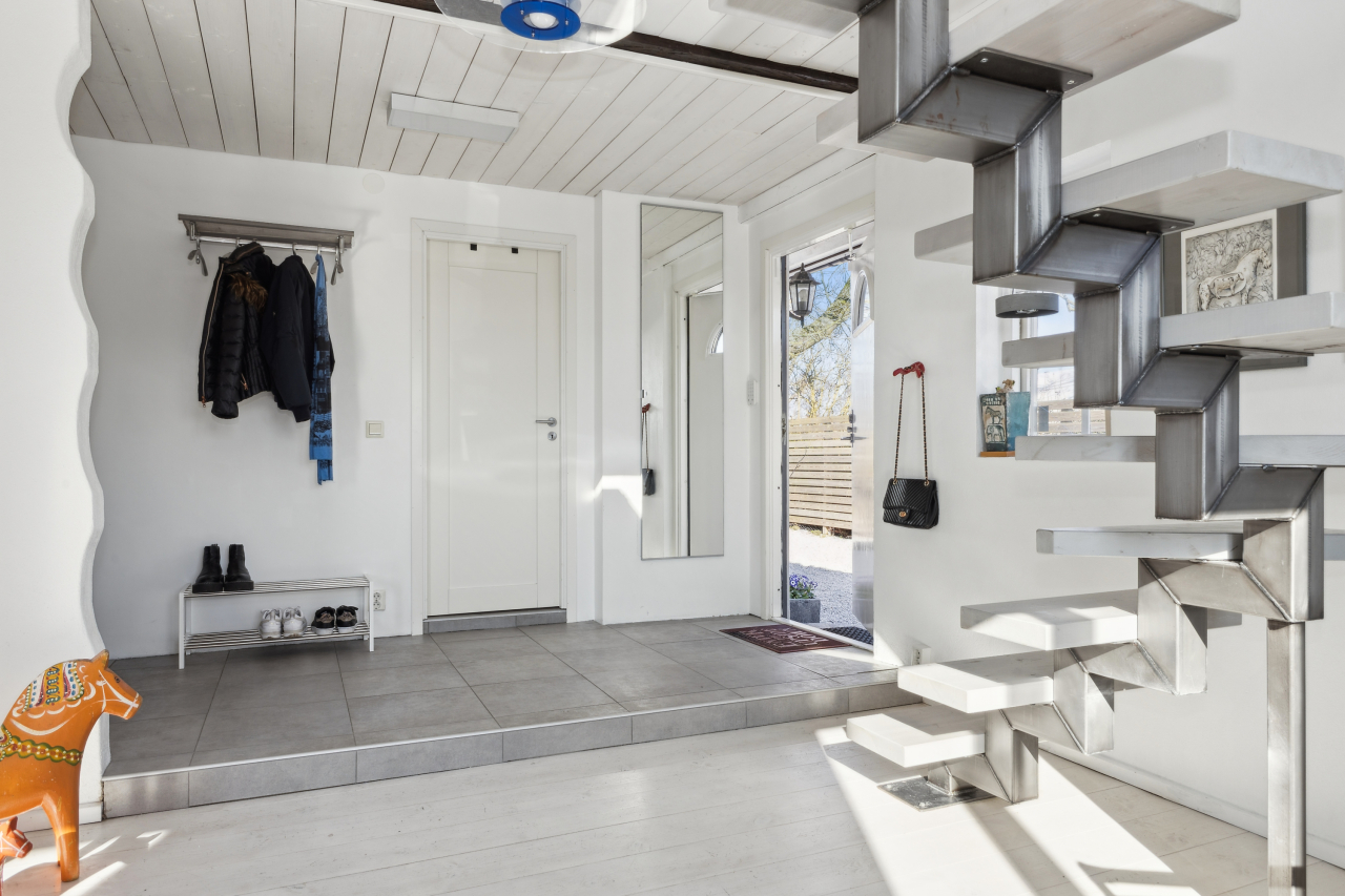 Välkomnande hall med plats för ytterkläder och skor Välkomnande hall med plats för ytterkläder och skor