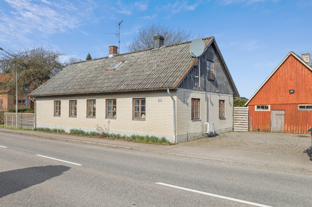 Huset har en stor uppfart med plats för flera bilar Huset har en stor uppfart med plats för flera bilar