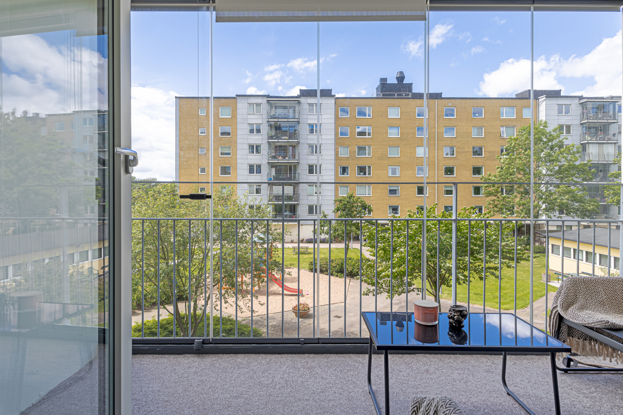 Härlig inglasad balkong med öppningsbara glaspartier