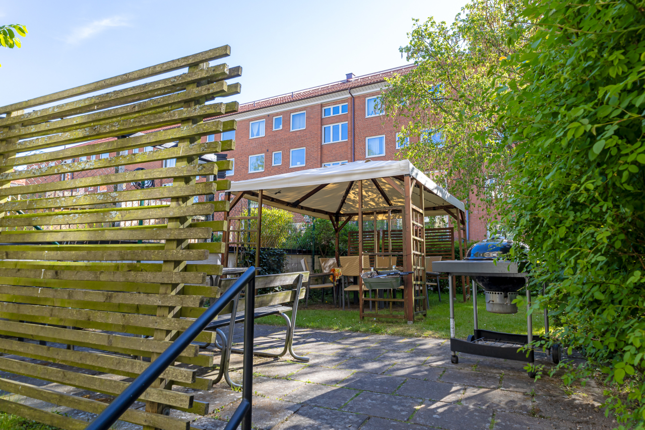 På innergården finns en gemensam uteplats med sittgrupp och utegrill På innergården finns en gemensam uteplats med sittgrupp och utegrill