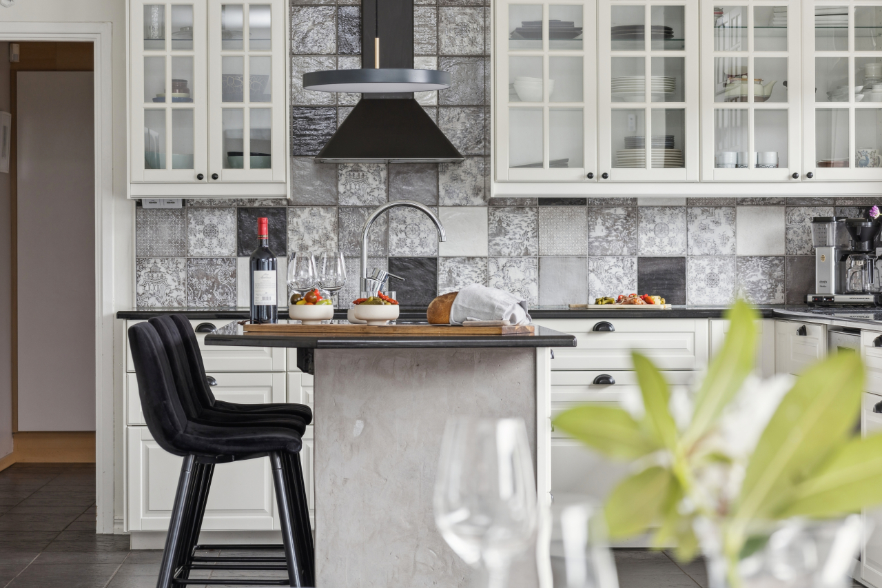 Köksö med gott om plats för både matlagning och umgänge