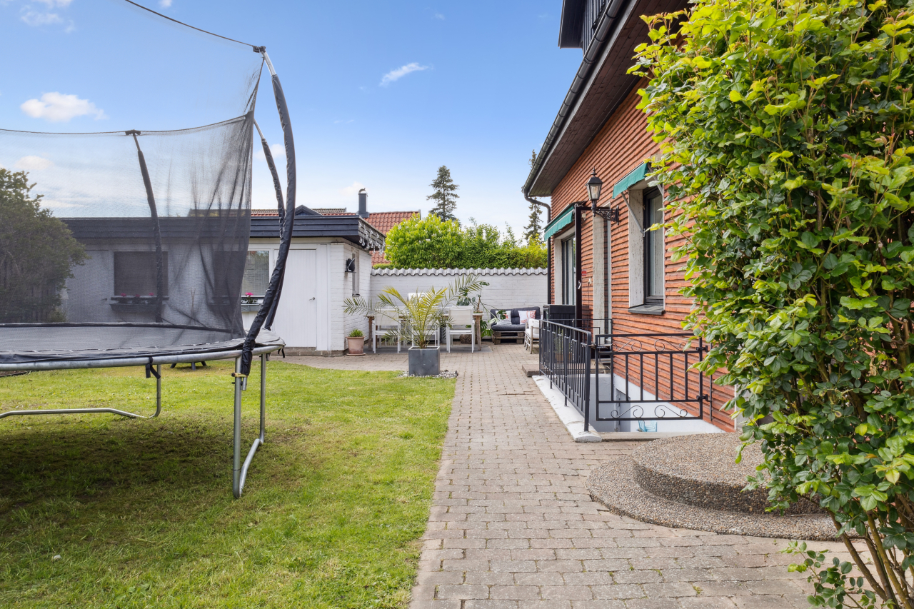 Insynsskyddad trädgård i soligt söderläge