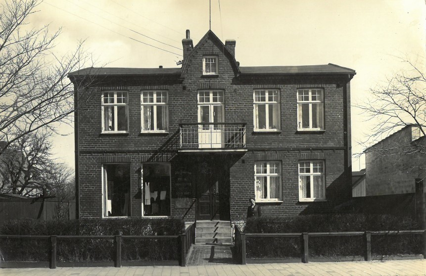 1910-tal med sybehörsaffär i bottenplan 1910-tal med sybehörsaffär i bottenplan