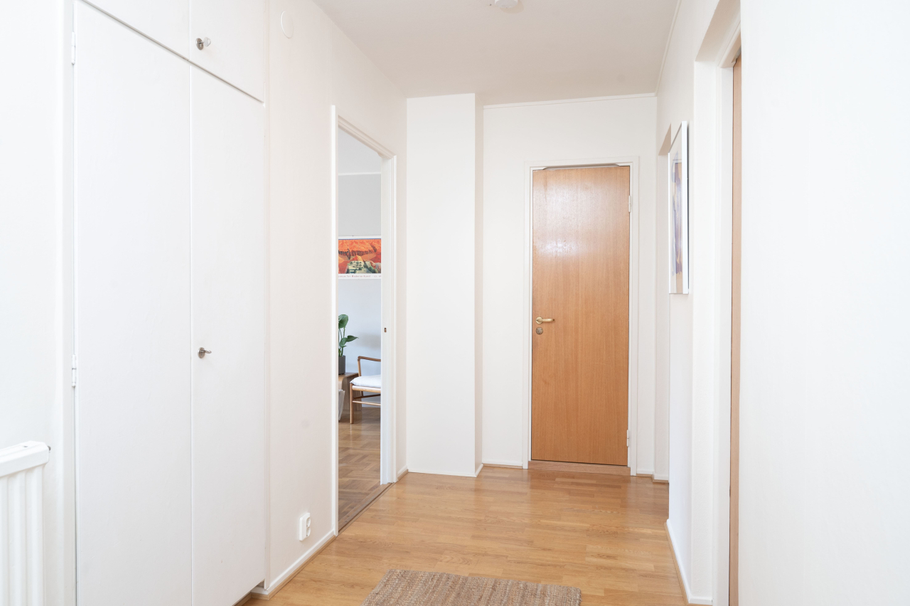 Hall med två inbyggda garderober Hall med två inbyggda garderober