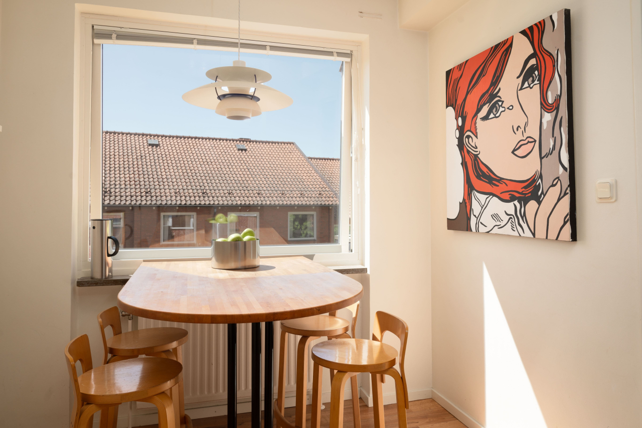 Intill köksfönstret finns plats för ett matbord Intill köksfönstret finns plats för ett matbord