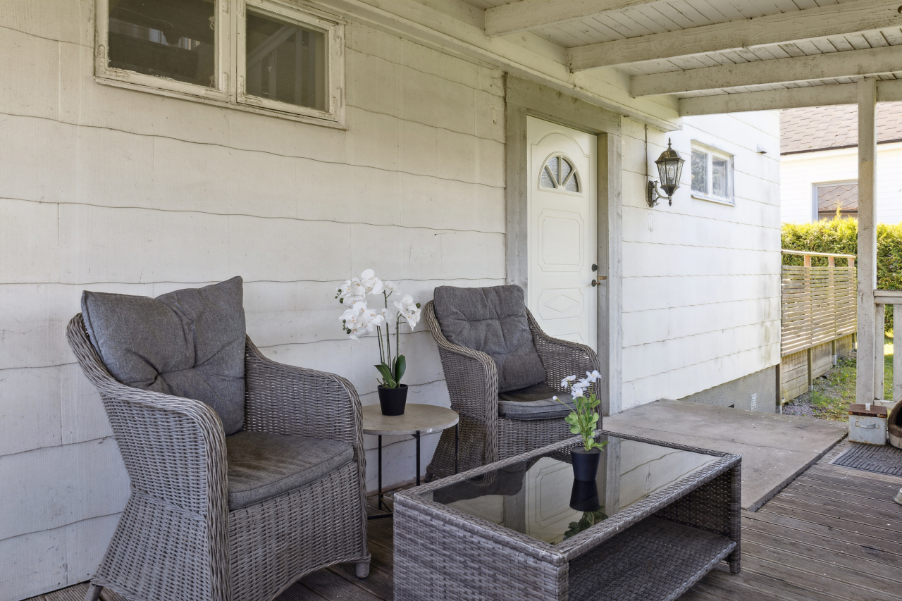 Trevlig träveranda i vinkel