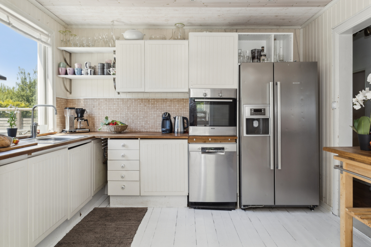 Trevligt IKEA-kök med vita skåpluckor