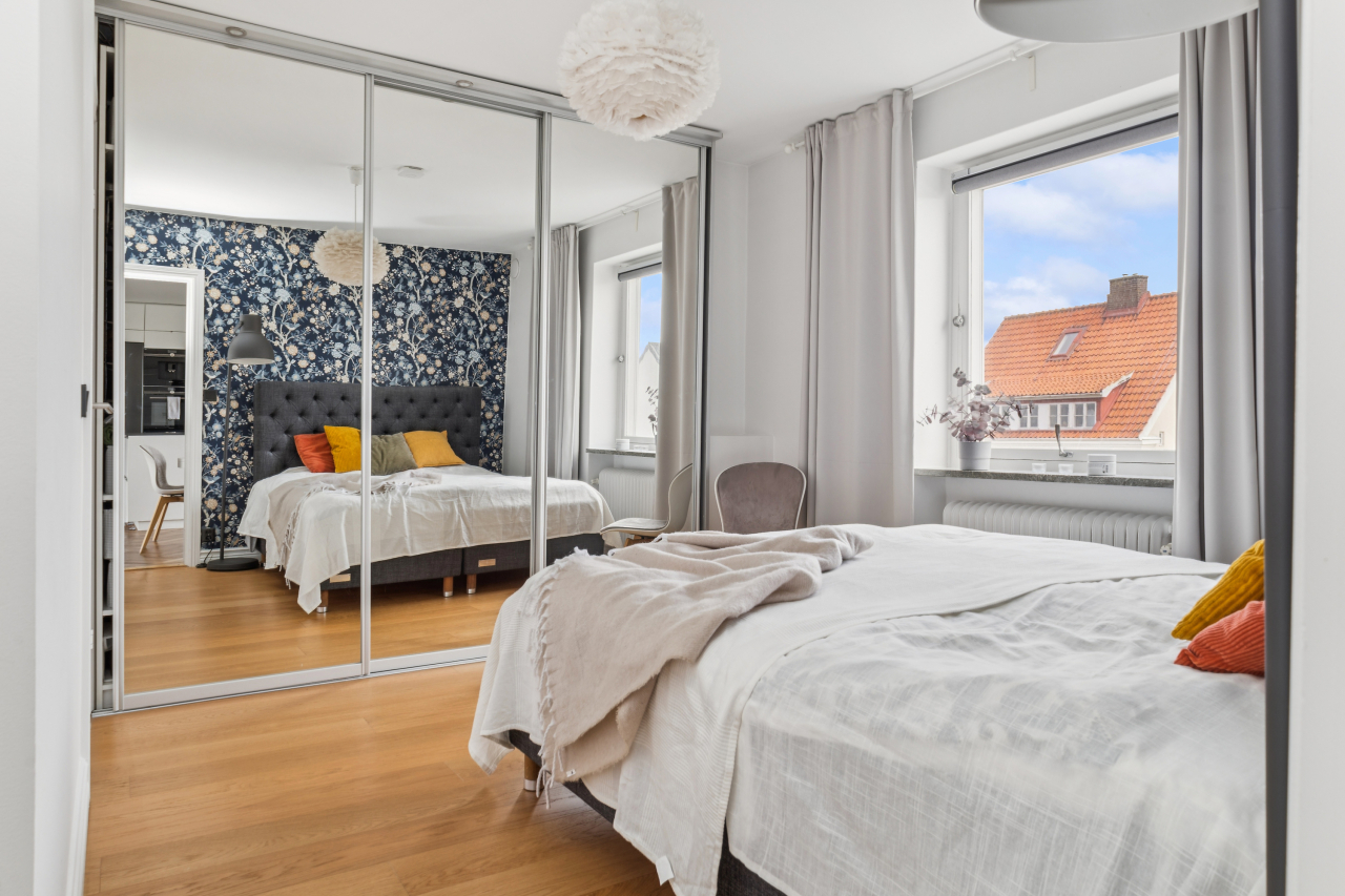 Master bedroom med eget badrum i anslutning Master bedroom med eget badrum i anslutning