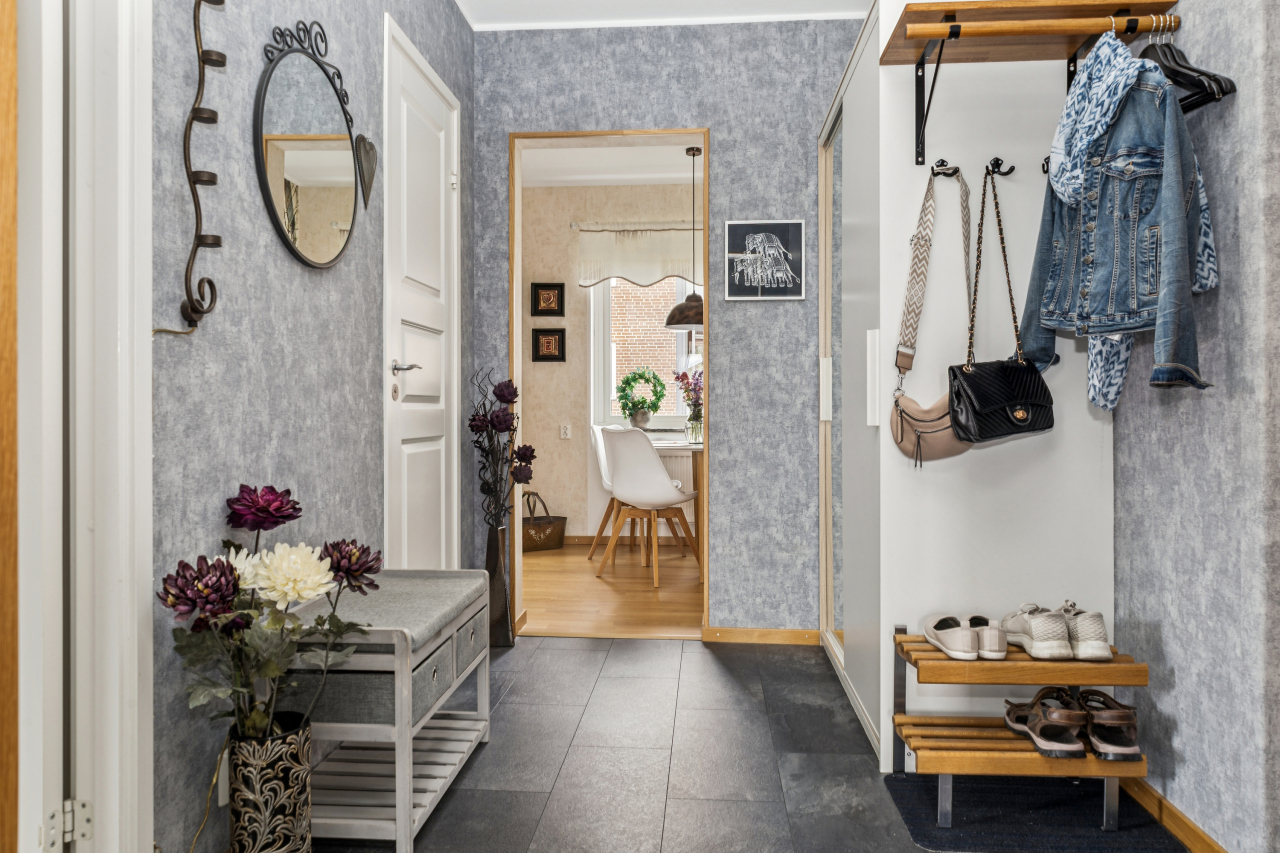 Hall med skjutdörrsgarderob och avhängnings Hall med skjutdörrsgarderob och avhängnings
