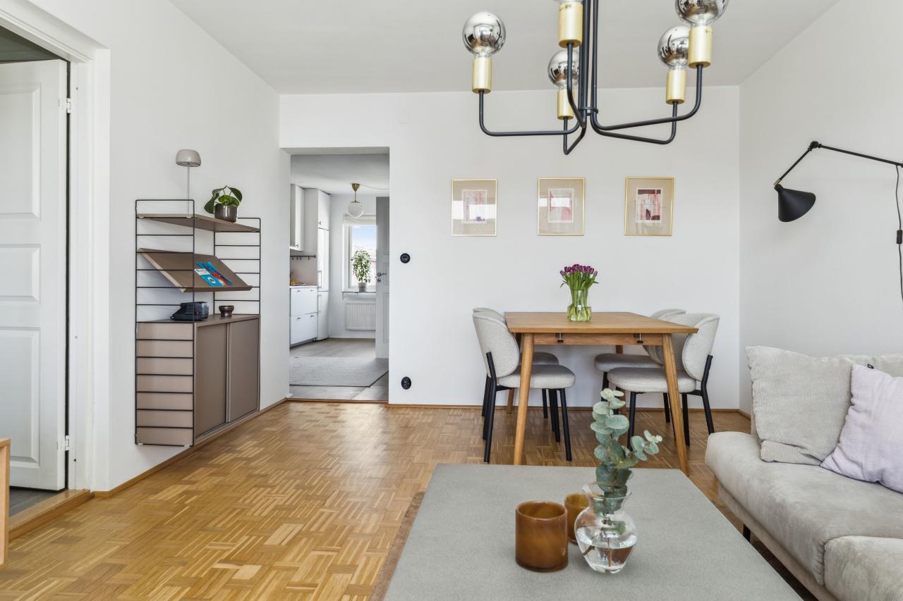 Här finns plats för både soffa och matbord Här finns plats för både soffa och matbord