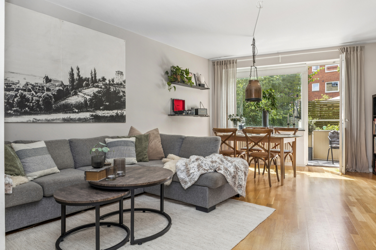 Plats för både stor soffgrupp och matbord