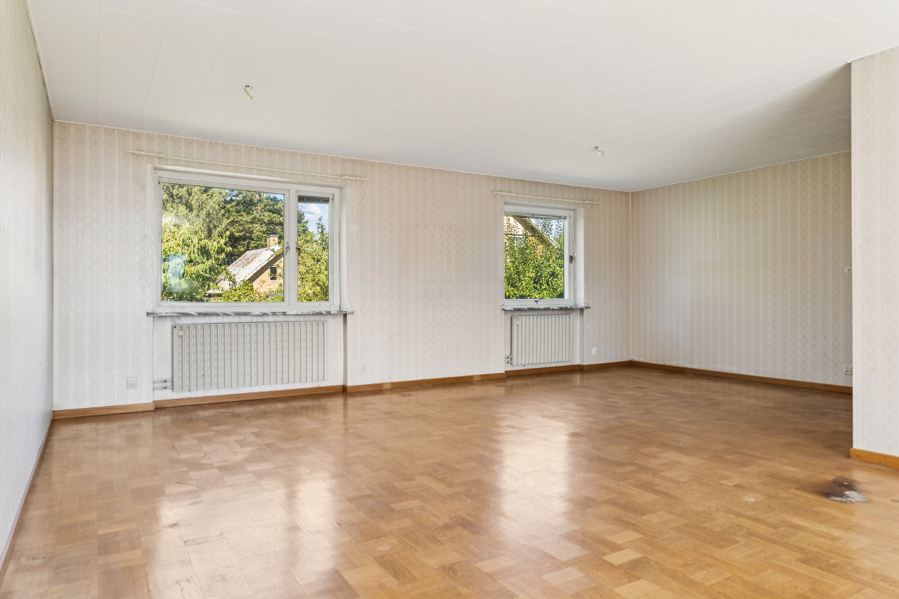 Här finns plats för både soffgrupp och matbord Här finns plats för både soffgrupp och matbord