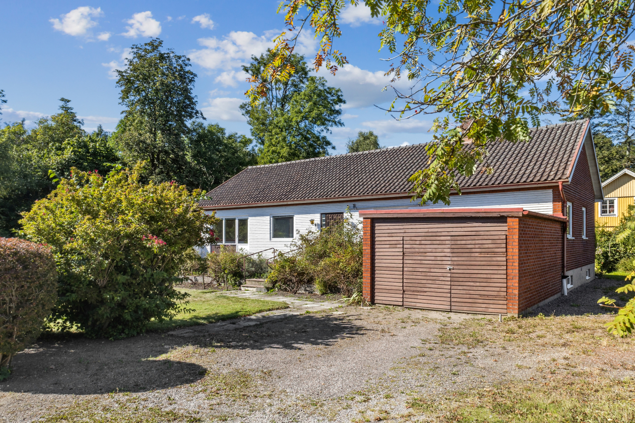 Fastigheten erbjuder biluppfart och garage i äldre utförande Fastigheten erbjuder biluppfart och garage i äldre utförande
