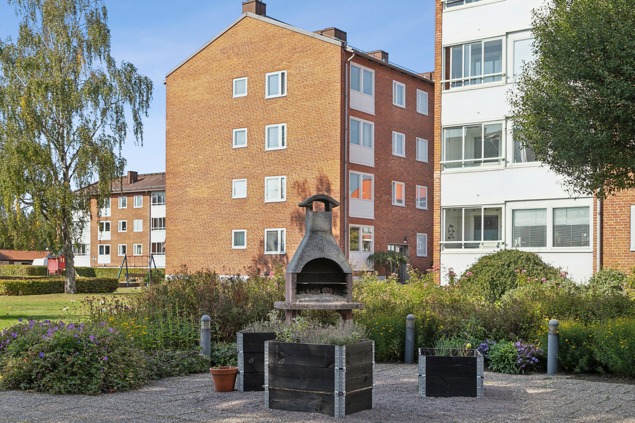 I området finns både lekplats och grillplats som de boende kan njuta av I området finns både lekplats och grillplats som de boende kan njuta av