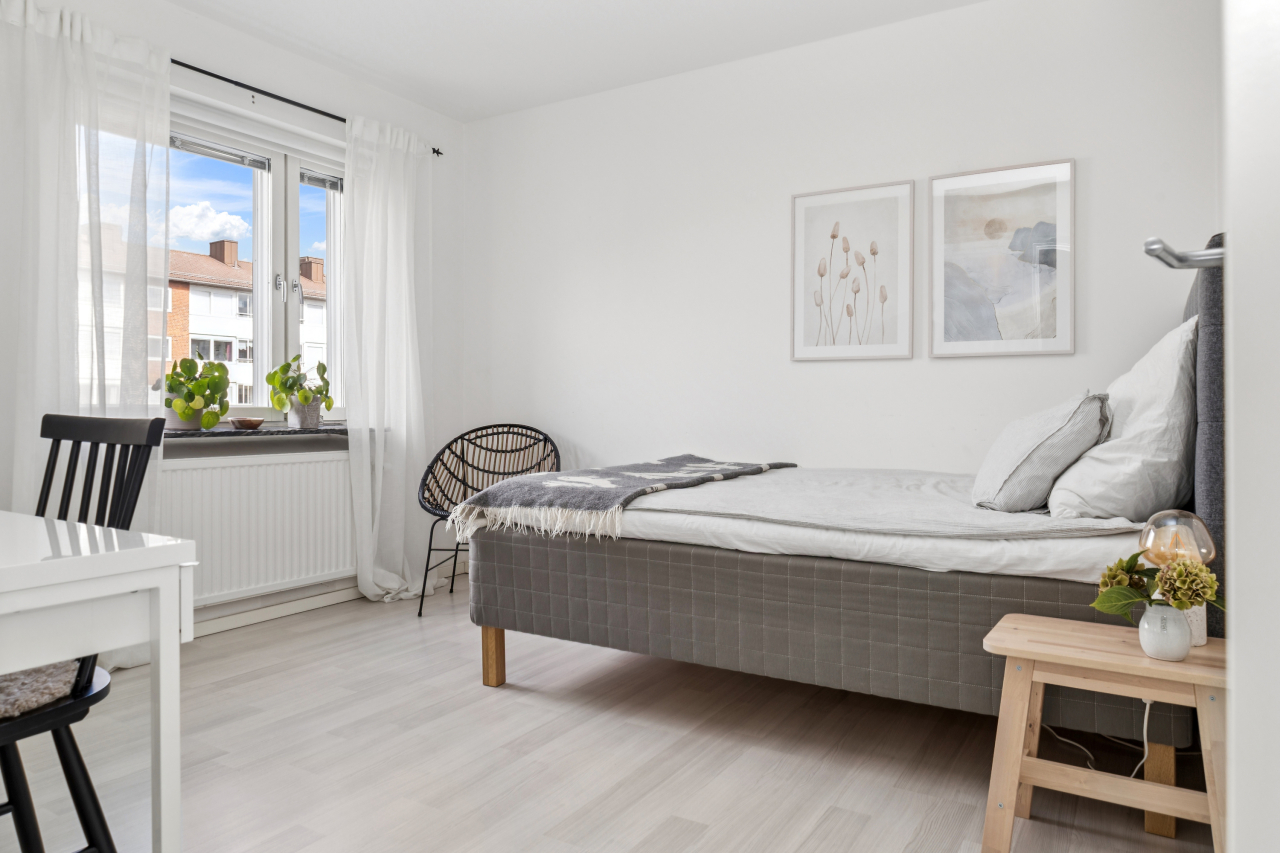 Sovrum 2 som vetter mot den lugna innergården Sovrum 2 som vetter mot den lugna innergården