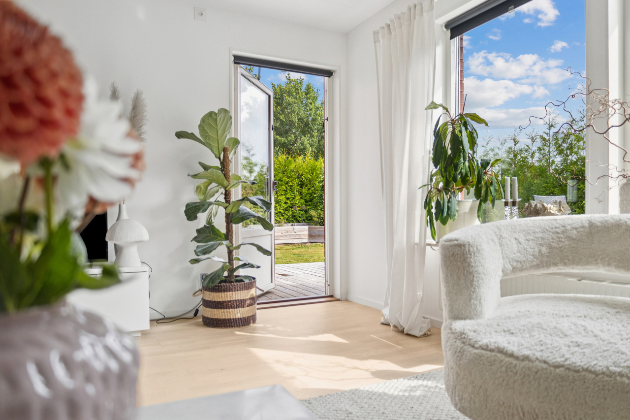 Utgång till trädäcket och trädgården på baksidan av huset Utgång till trädäcket och trädgården på baksidan av huset
