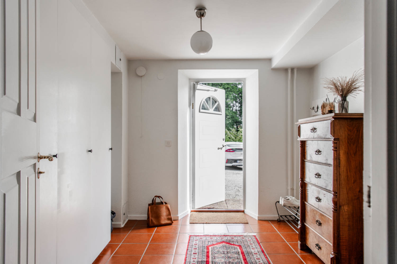 Välkomnande hall med bra förvaring 