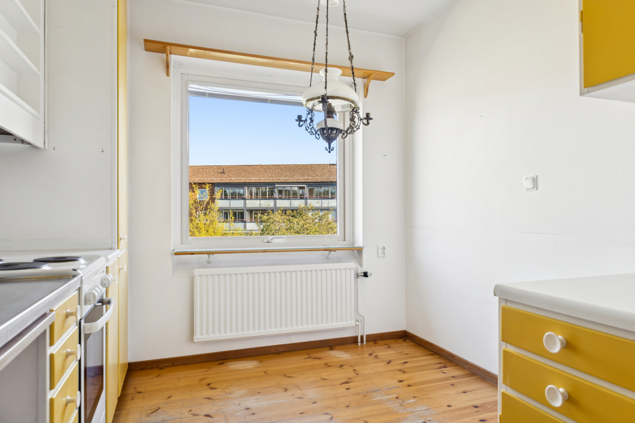Matplats intill fönster 
