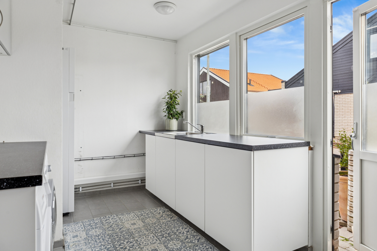 Tvättstuga och groventré intill köket
